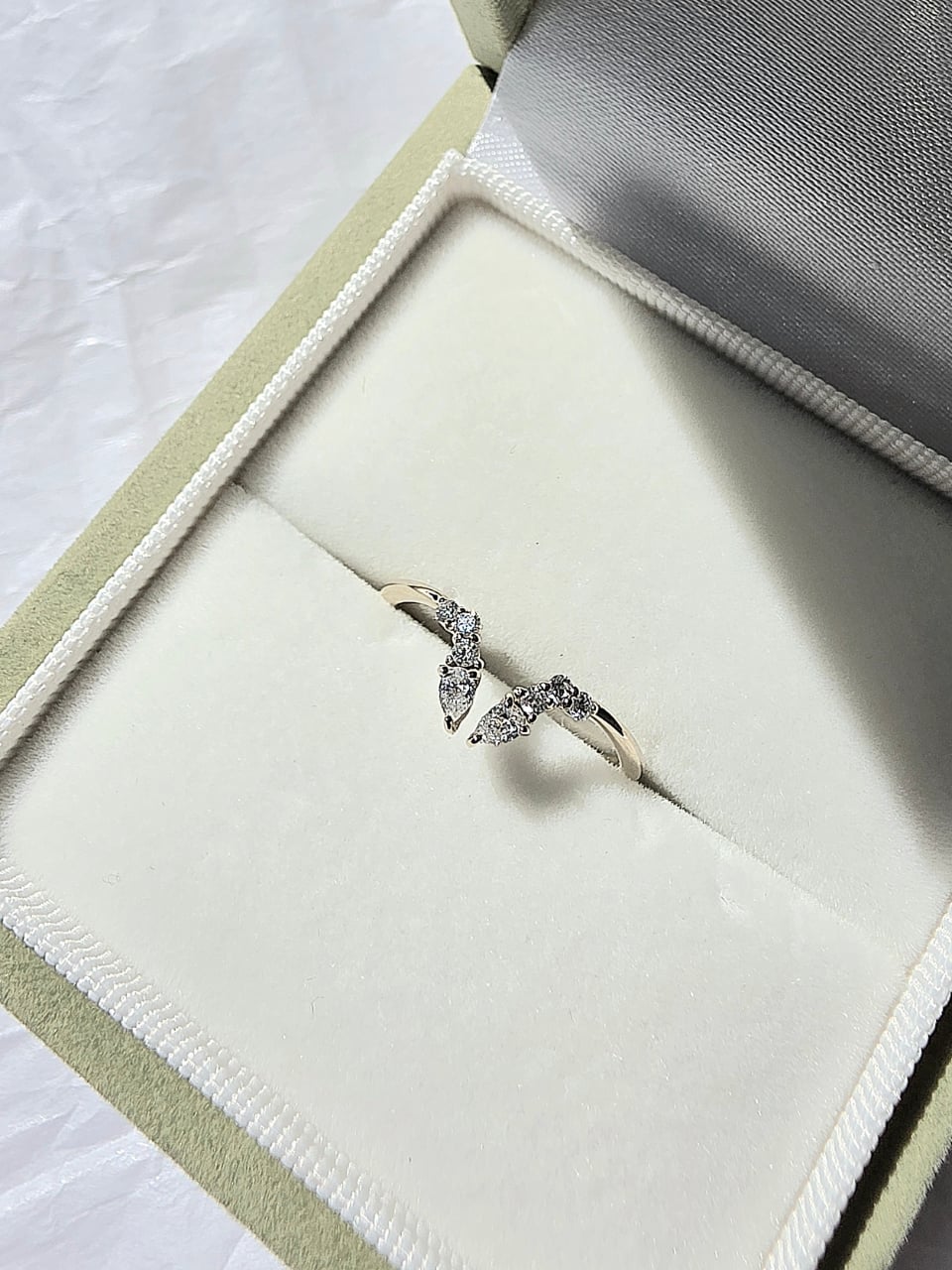 14K 페어 물방울 오픈링 1.23g — 열린 틈을 사이에 두고 마주 보는 두 개의 물방울 상세 5