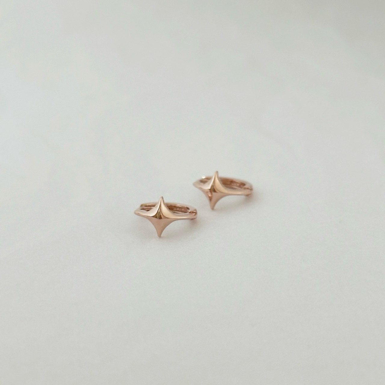 14K 원터치 별 귀걸이 한 쌍 1.26g — 오목하게 깎은 네 갈래 별이 빛을 끝으로 모으는 방식 상세 8