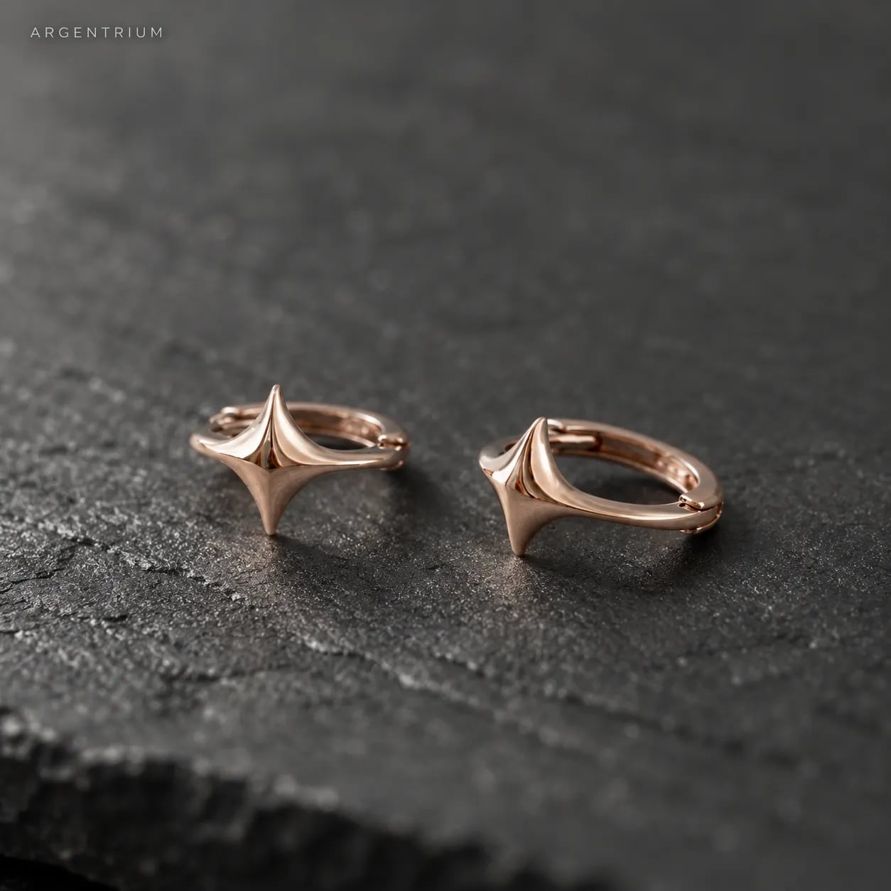 14K 원터치 별 귀걸이 한 쌍 1.26g — 오목하게 깎은 네 갈래 별이 빛을 끝으로 모으는 방식