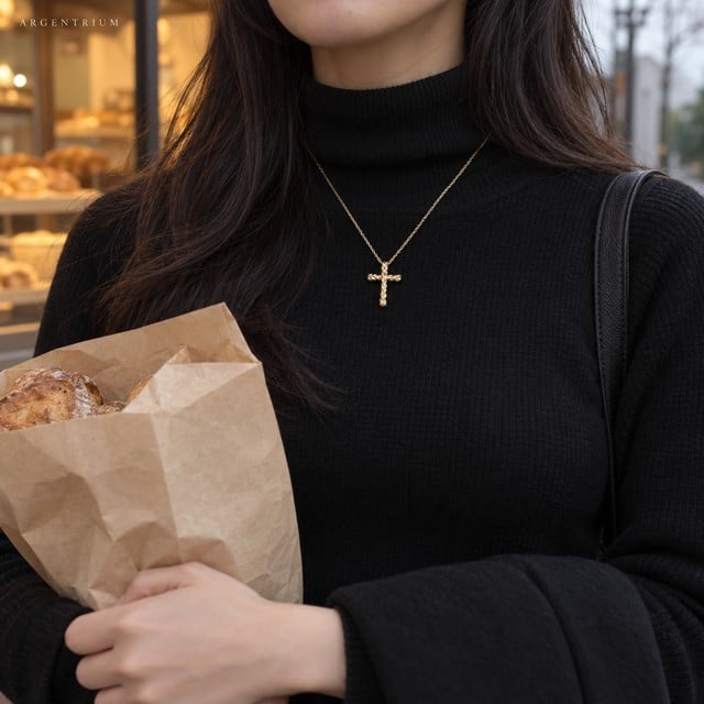 14K 빈티지 십자가 목걸이 2.89g — 땋은 결로 빚은 작은 십자가 상세 3