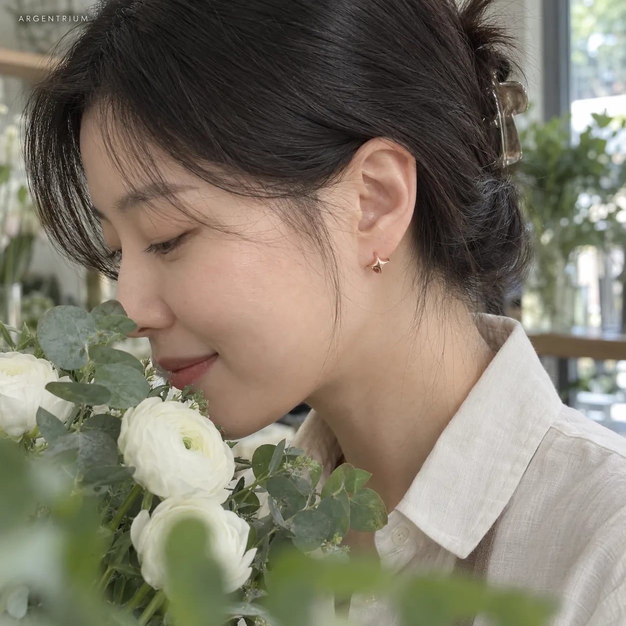14K 원터치 별 귀걸이 한 쌍 1.26g — 오목하게 깎은 네 갈래 별이 빛을 끝으로 모으는 방식 상세 4