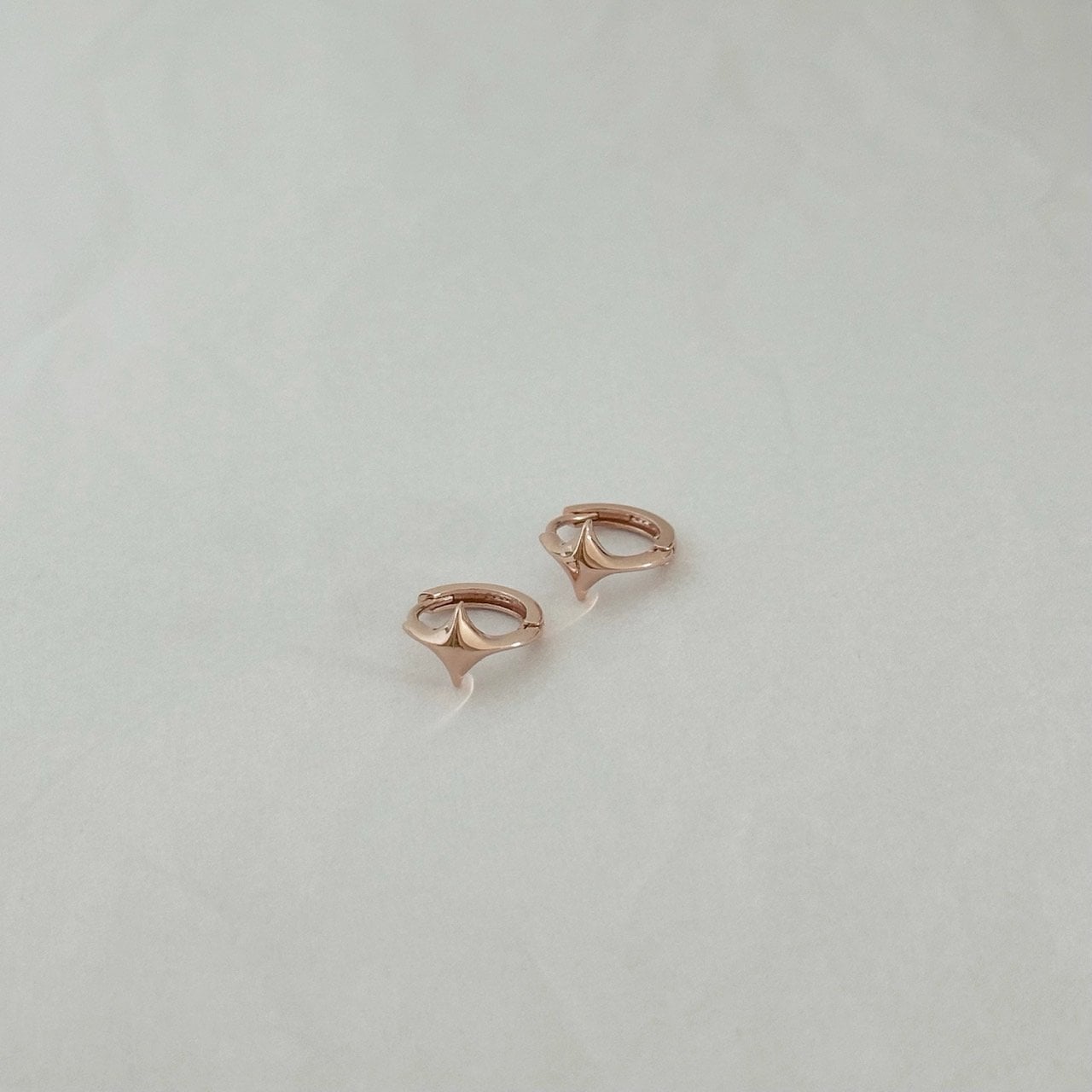 14K 원터치 별 귀걸이 한 쌍 1.26g — 오목하게 깎은 네 갈래 별이 빛을 끝으로 모으는 방식 상세 5