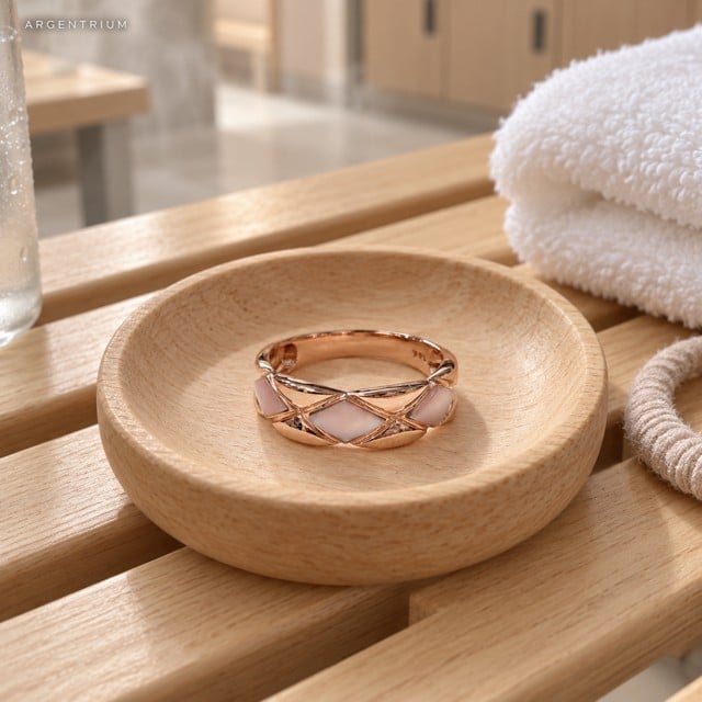 14K 핑크자개 마름모 격자 반지 2.36g — 금 테두리 안에 은은하게 담긴 자개빛 상세 6
