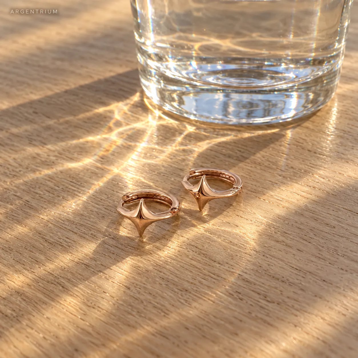 14K 원터치 별 귀걸이 한 쌍 1.26g — 오목하게 깎은 네 갈래 별이 빛을 끝으로 모으는 방식 상세 2