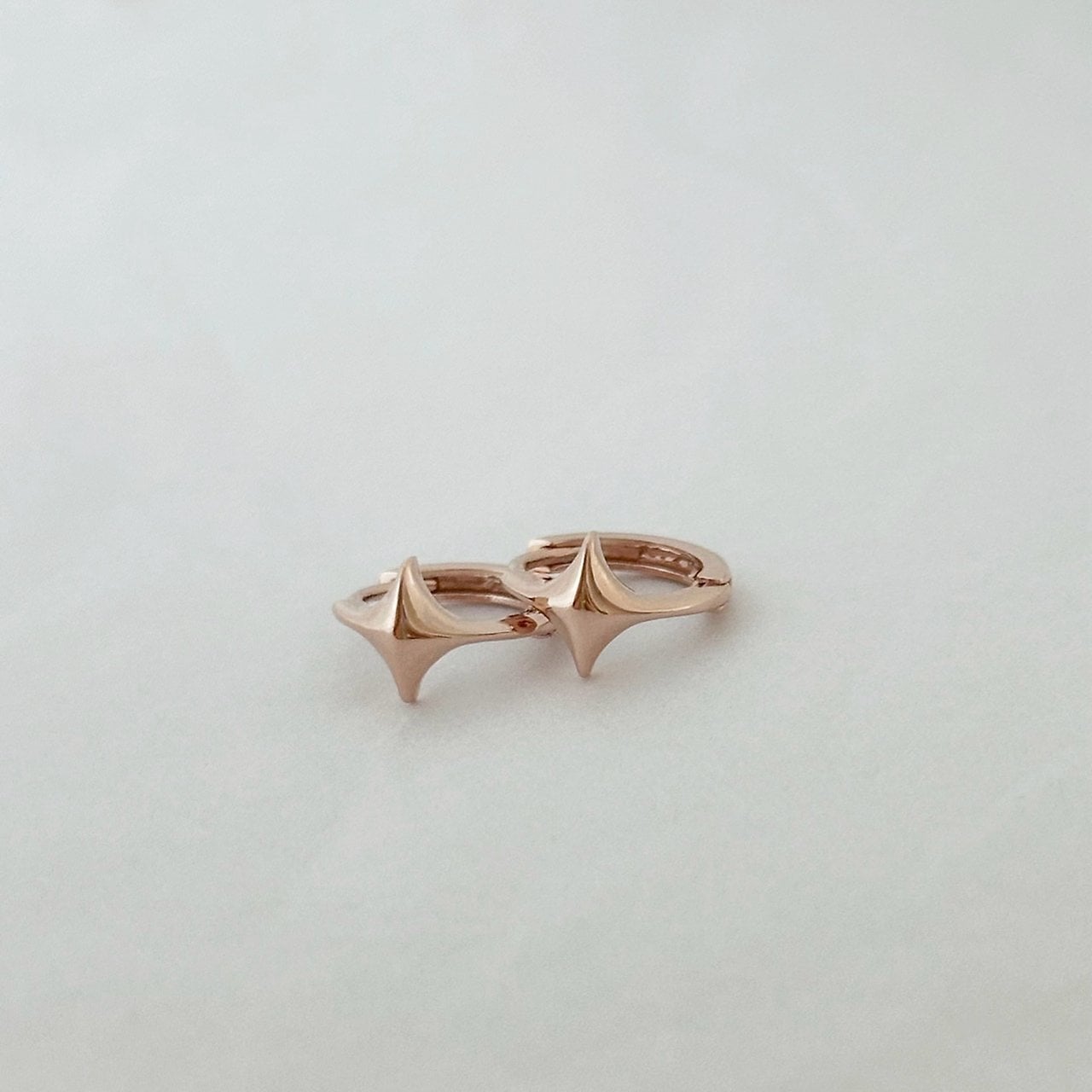 14K 원터치 별 귀걸이 한 쌍 1.26g — 오목하게 깎은 네 갈래 별이 빛을 끝으로 모으는 방식 상세 7