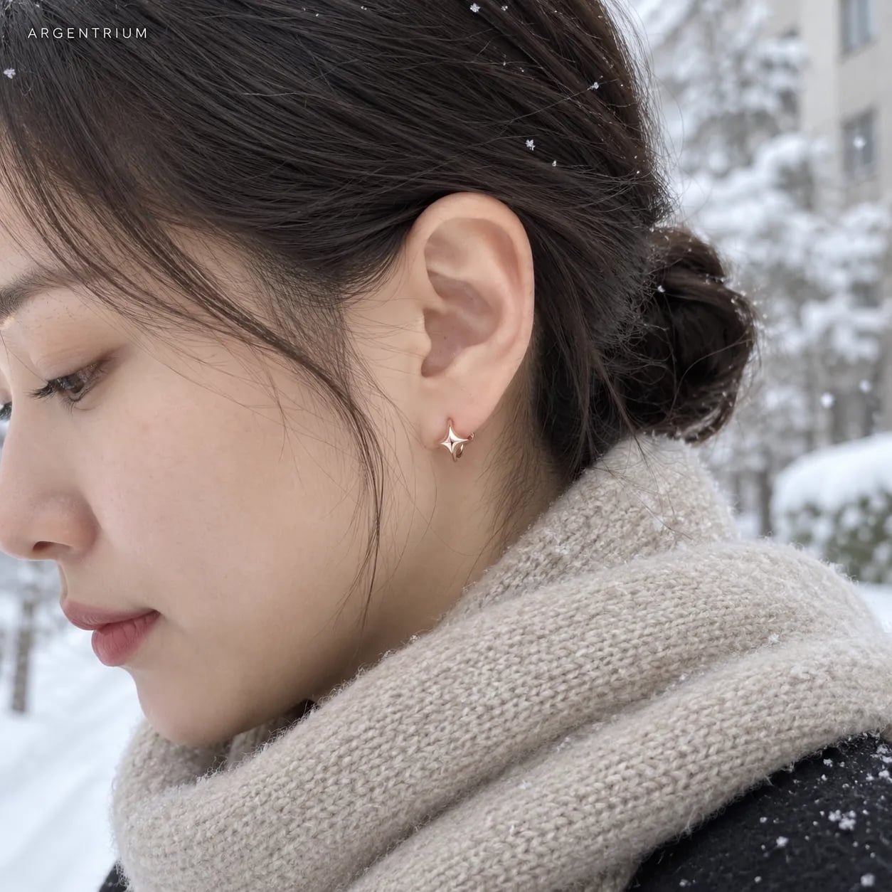 14K 원터치 별 귀걸이 한 쌍 1.26g — 오목하게 깎은 네 갈래 별이 빛을 끝으로 모으는 방식 상세 1
